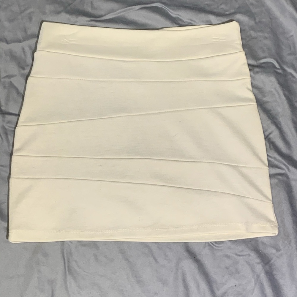 Women’s off white mini skirt, large